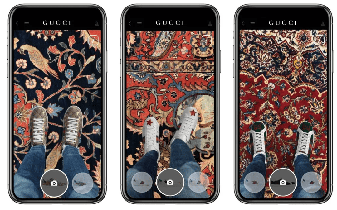 Un écran de smartphone montrant une paire de baskets Gucci numériques superposées sur les vrais pieds de quelqu'un utilisant la RA.