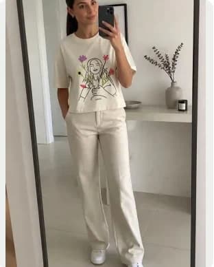 ハイライズジーンズ、Tシャツとセットの写真: FASHN Try-On Max result